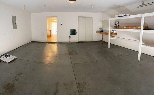Building Photo - 3 bedroom/2 bathroom single family home!  ...