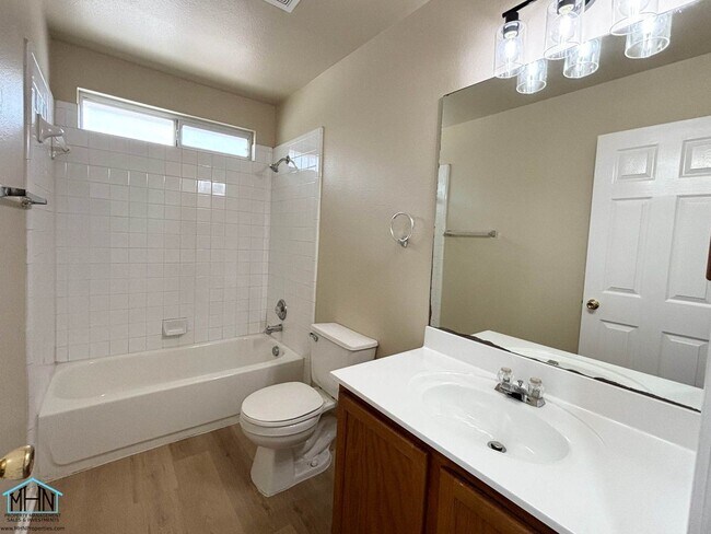 Building Photo - Big & Beautiful 5 bed/3.5 bath 2 Story hom...