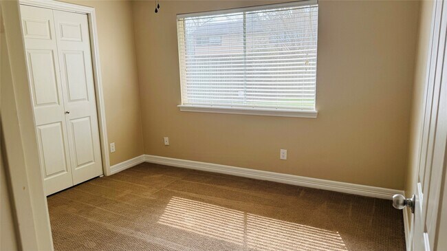 Building Photo - 3310 Glen Spring Dr