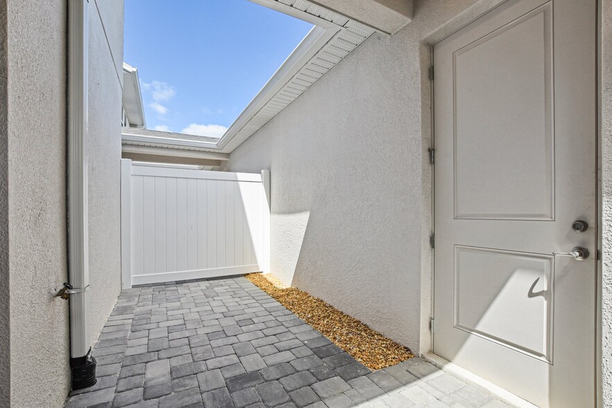 Building Photo - 1653 Pinecliff Dr