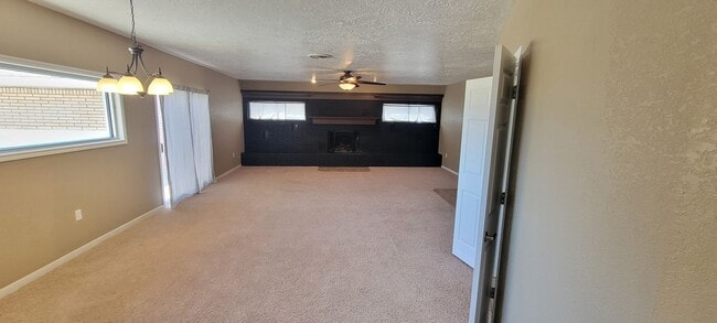 Building Photo - LARGE HOME WITH MANY UPDATES