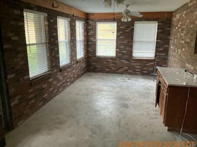 Building Photo - Spacious Home in Leesville