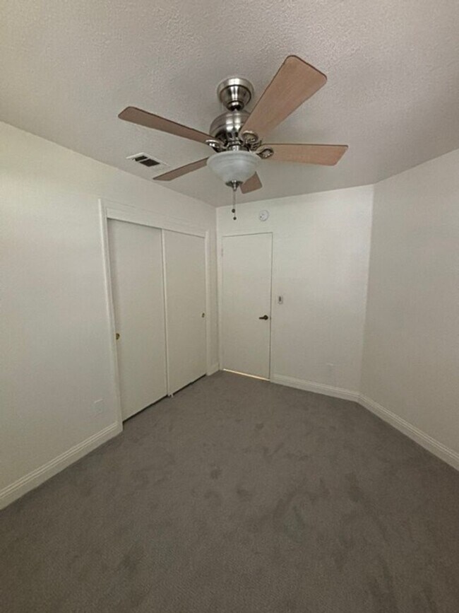 Building Photo - Clean 3 Bedroom / 2 Bathroom home near Stockdale High School, Recently Renovated!