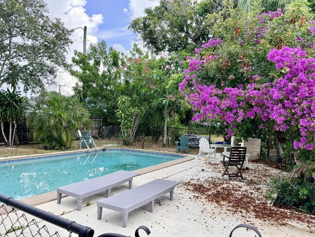 Building Photo - "Spacious 2-Bed, 2-Bath Oasis in Lake Worth Beach - Your Perfect Retreat Awaits!"