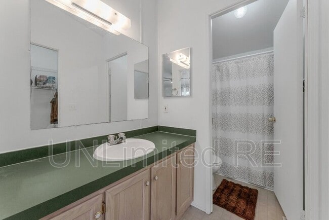 Building Photo - 766 E Zuni Dr