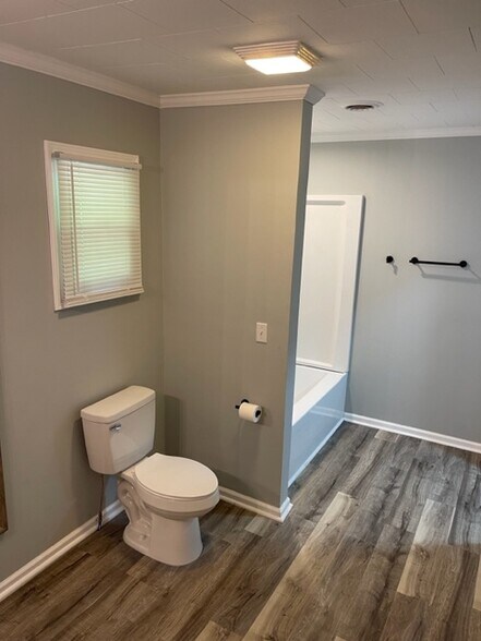 Building Photo - 605 N Adair Street Apt #5