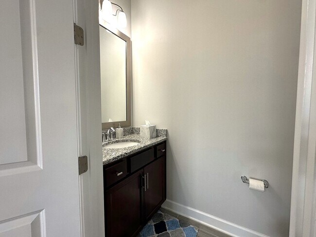 Building Photo - Fully Furnished, Stunning 4/4, Available I...