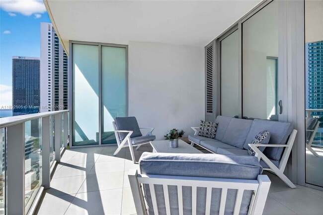 Building Photo - 851 NE 1st Ave