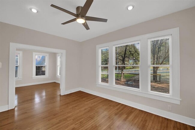 Building Photo - 809 E Riverside Dr