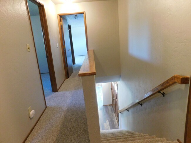 Building Photo - Beautiful 4 Bedroom, 2.5 Bathroom Home in ...
