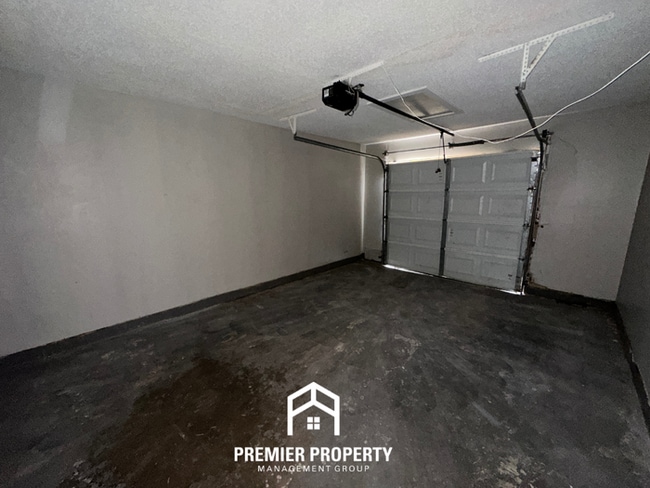 Building Photo - Charming 3BR Memphis Home with Garage, Open Kitchen & Fenced Backyard