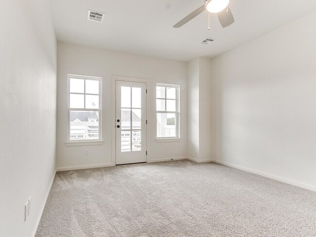 Building Photo - Luxury, Zero Maintenance Living Edmond Tow...