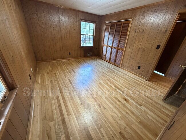 Building Photo - 200 Indian Creek Dr