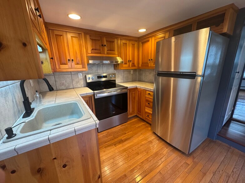 Building Photo - 329 Main St