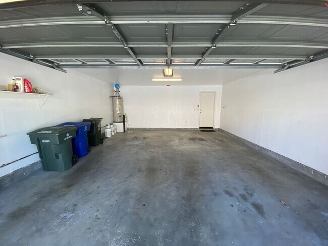 Building Photo - 3 Bed, 2½ Bath Two Story Condo in Natomas' Hampton Village