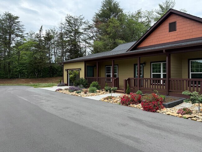 Building Photo - 124 Happy Family Rd
