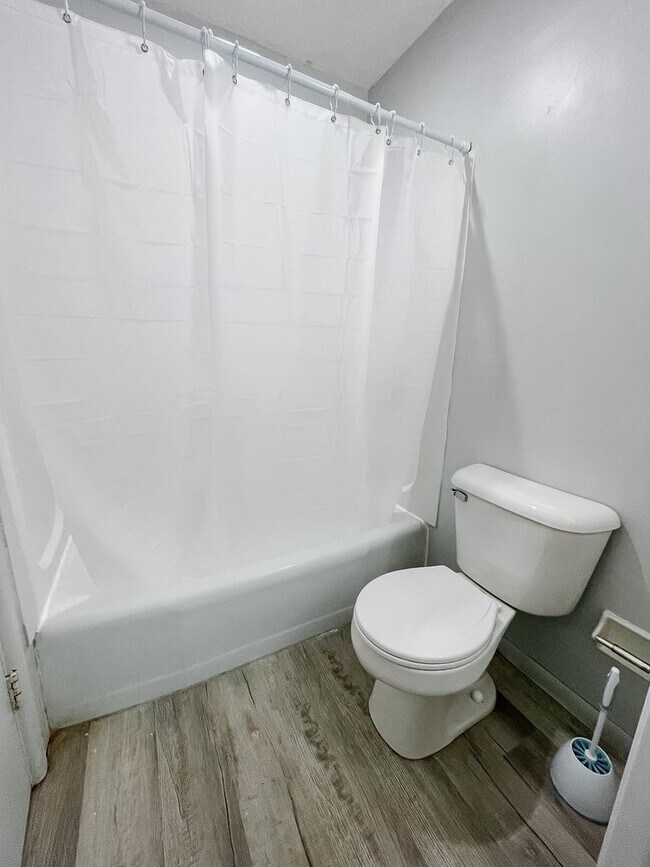 Building Photo - **Available Now!** Studio Apartment Close to BSU
