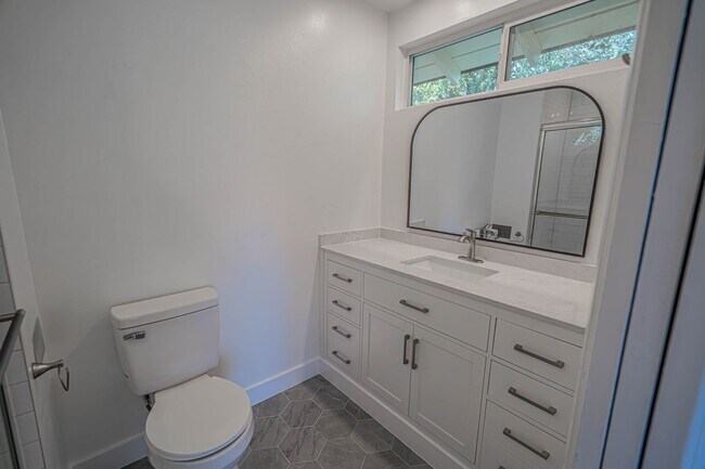 Building Photo - Spacious 4-Bedroom Home with Sun Room & Vi...