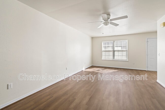 Building Photo - 2910 Dawn Ct