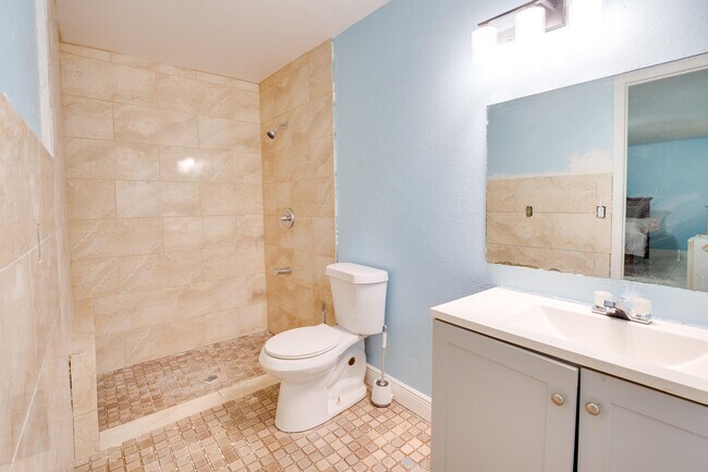 Building Photo - 813 Truman St