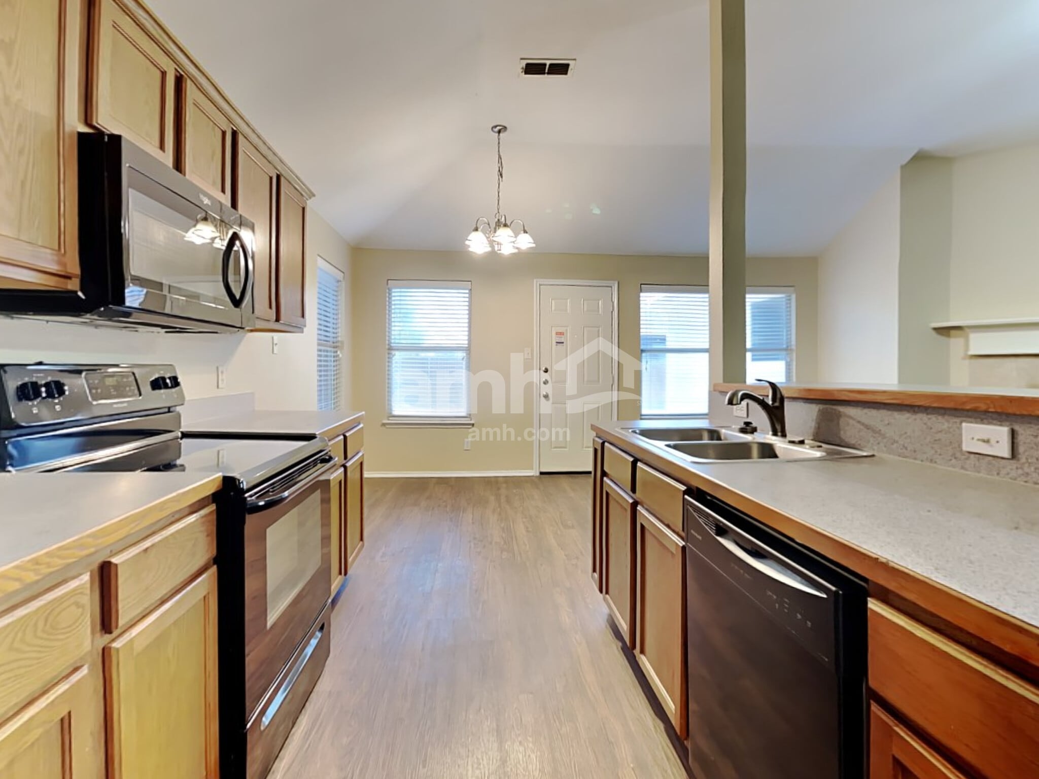 Building Photo - 1576 Sandhurst Dr