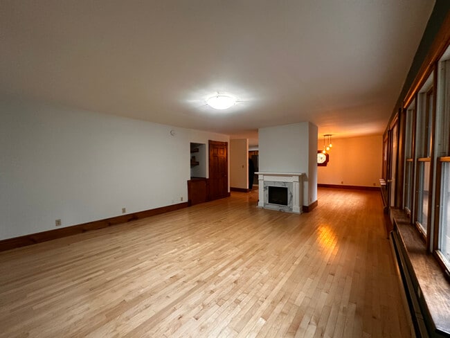 Building Photo - 6 Crescent St