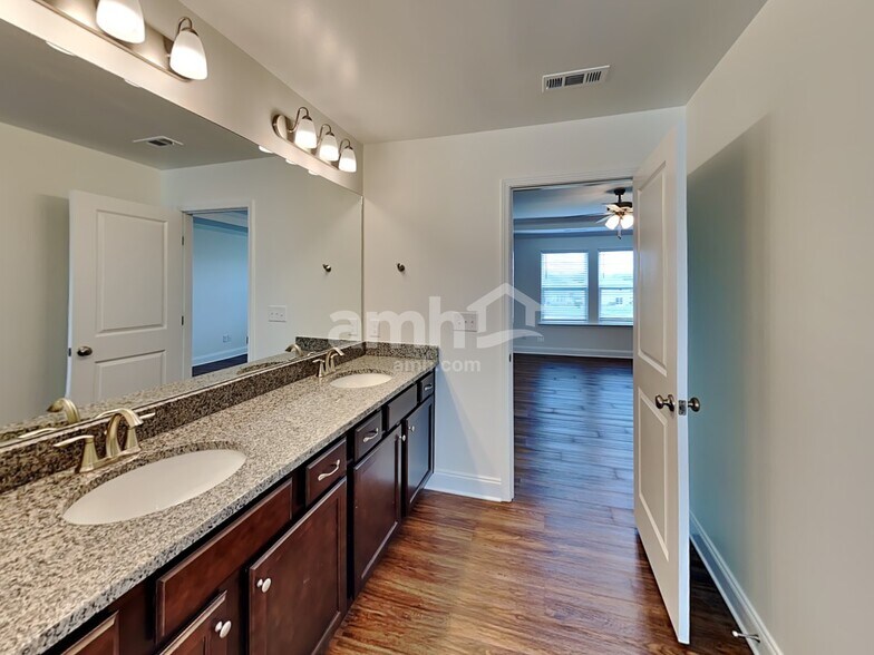 Building Photo - 1349 Lomond Dr