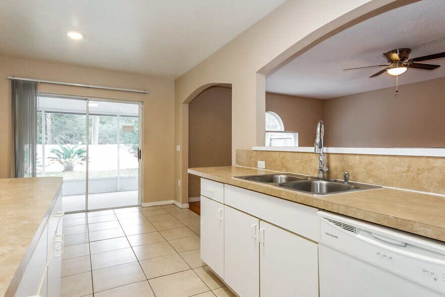 Building Photo - 5840 Lake Front Dr