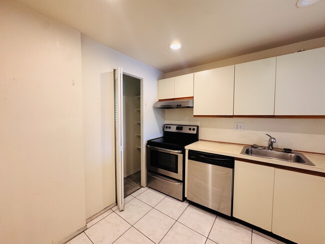 Building Photo - 8025 S Colony Cir
