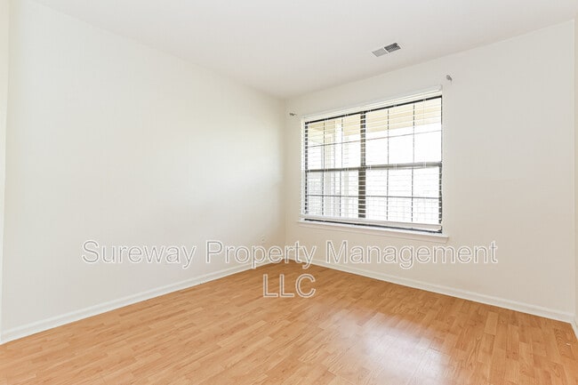 Building Photo - 447 Meade Ct