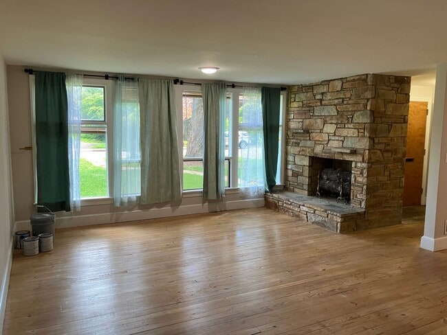 Building Photo - 3 BR/3 BA Home with Large Yard