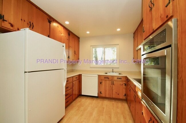 Building Photo - 525 Las Colindas Rd