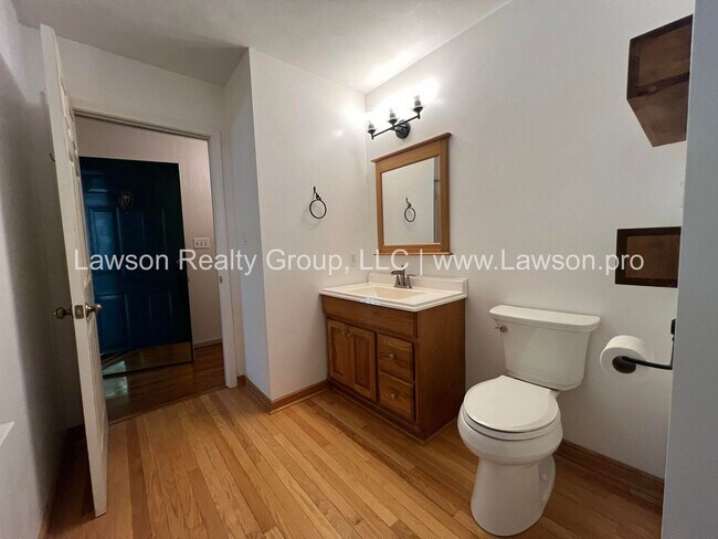 Building Photo - Nature Lover's Paradise-Easy Access to Vin...