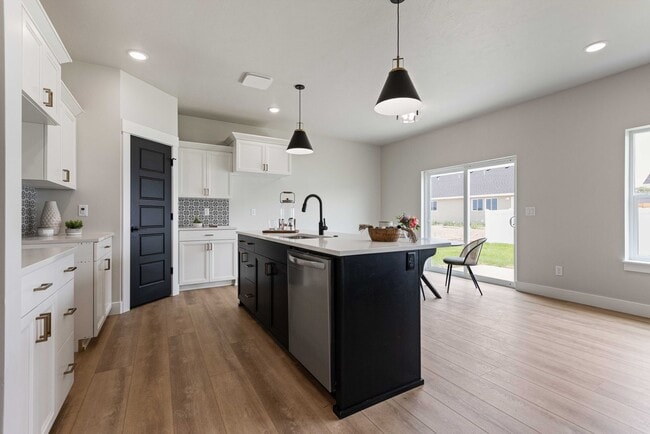 Building Photo - AWESOME 3 Bed 2 Bath Twin home in Sugar city
