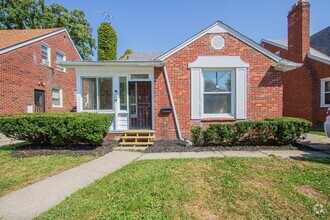 Building Photo - Spacious Three Bedroom home