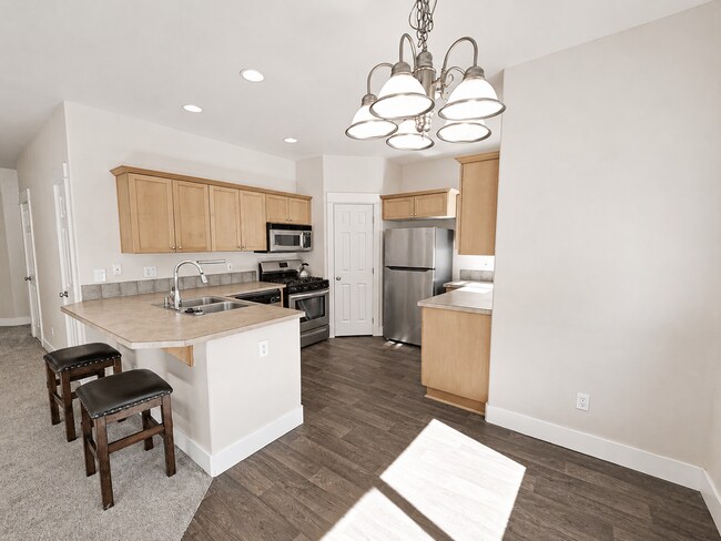 Building Photo - Spacious 3BR Home with Private Yard Near Alpenglow Park