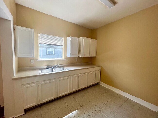 Building Photo - Charming Highland Park Duplex — Cozy City Living in the Heart of San Antonio