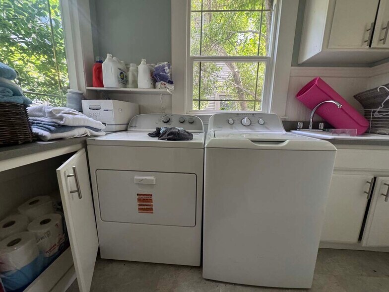 Building Photo - 2836 Derby St