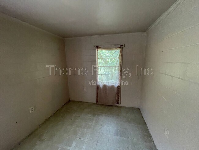 Building Photo - 415 Rocky St