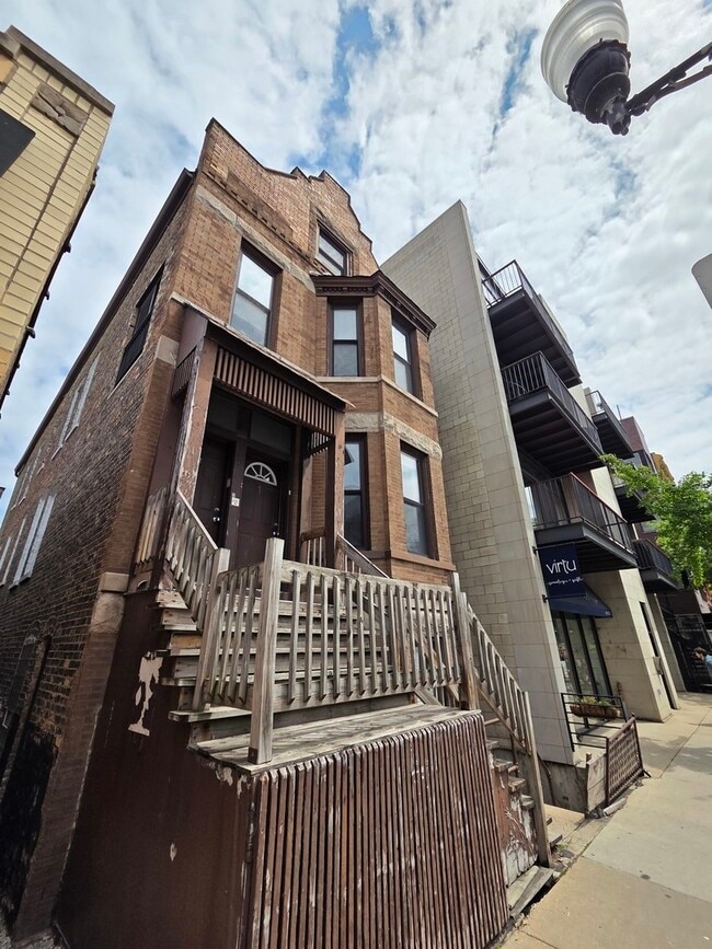Primary Photo - 2037 N Damen Ave