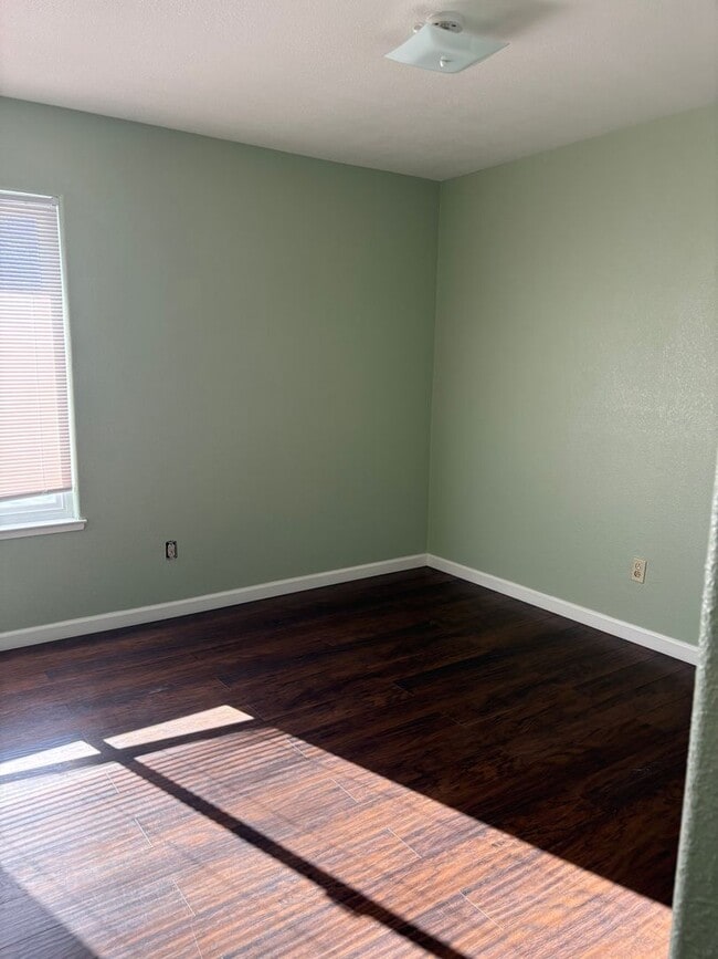 Building Photo - 1069 Ely Blvd S