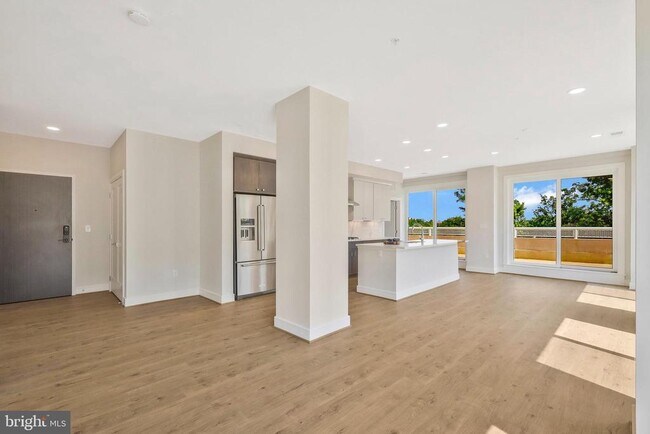 Building Photo - 635 Slaters Ln