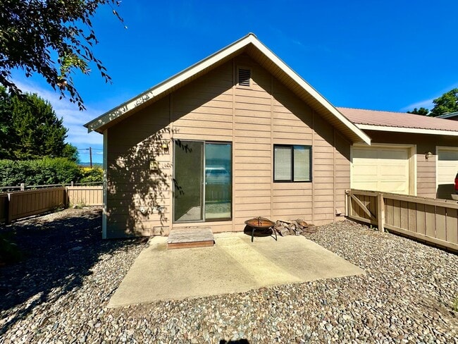 Building Photo - 1204 N Brooklane St