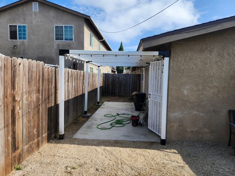 Building Photo - 7752 Newman Ave