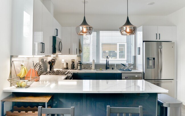 Building Photo - Modern 3 bed/ 2.5 bath townhome in Ballard!
