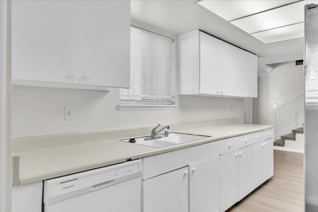 Building Photo - Spacious 2-Bedroom Townhome in Hesperia, CA!