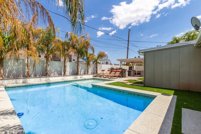 Building Photo - 1100 W 12th St