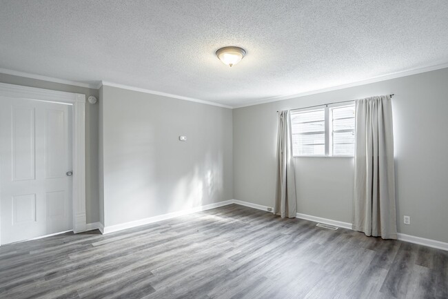 Building Photo - 2 Bedroom, 1 Bath in North Shore zoned for...