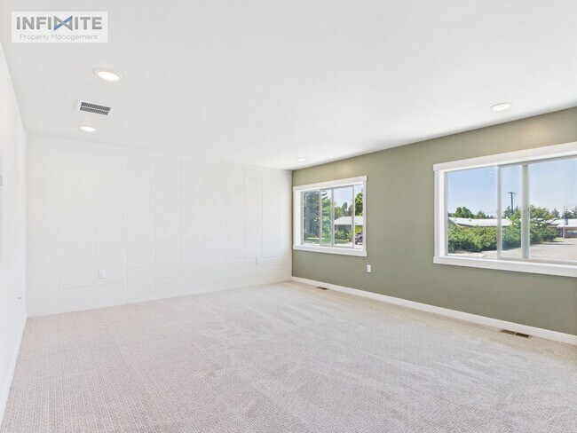 Building Photo - Bright and Airy Two Bedroom