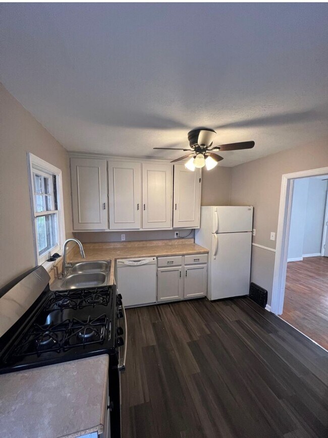 Building Photo - Beautiful 2 bedroom 1 bathroom